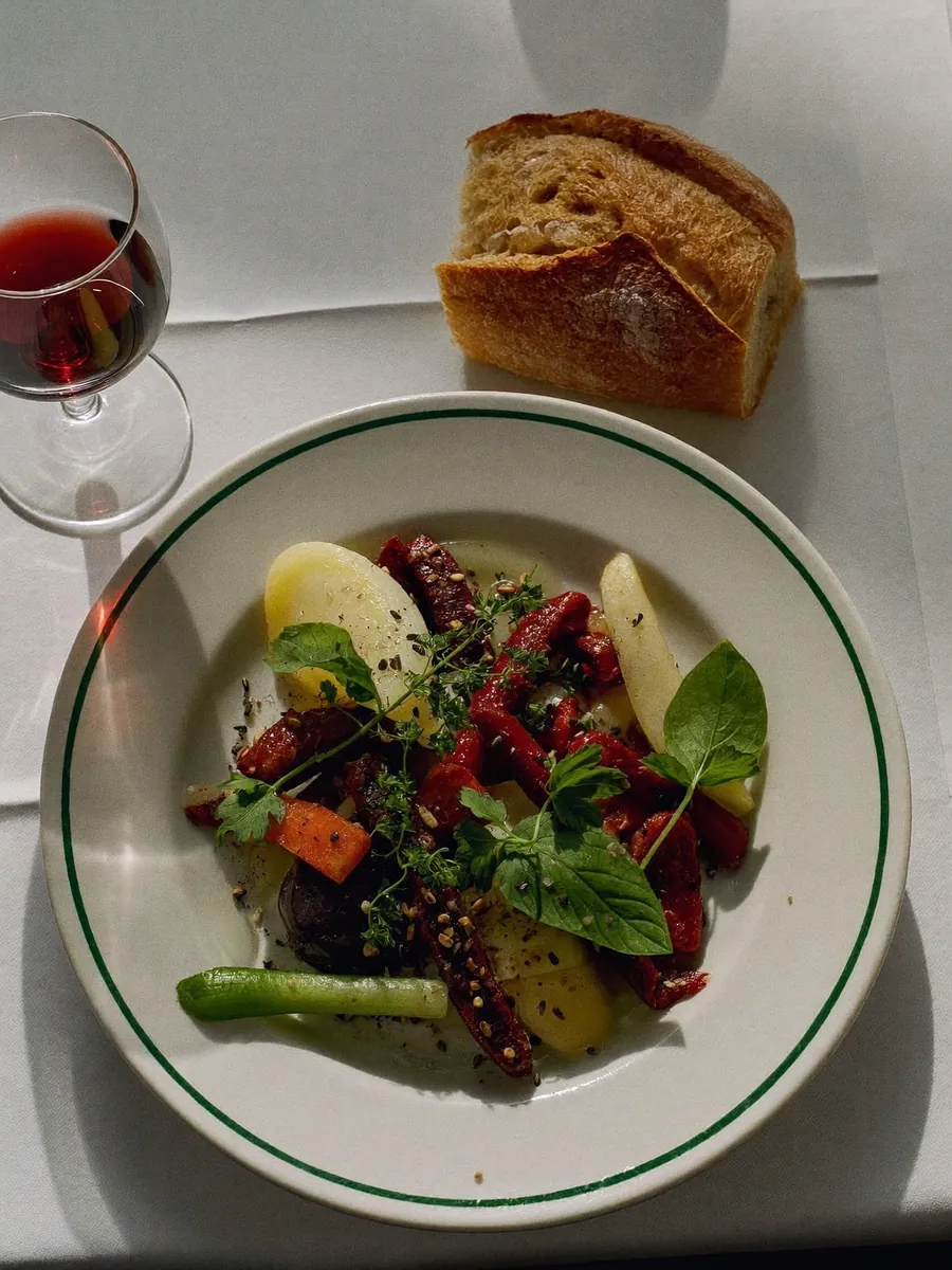 Une assiette de saison sur une nappe en papier