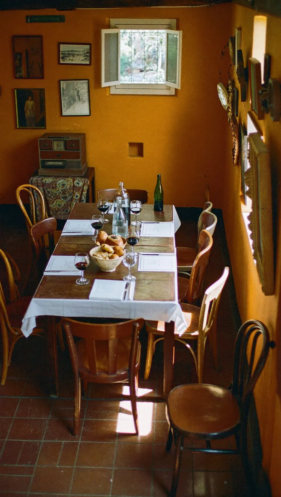 La salle et sa longue table commune