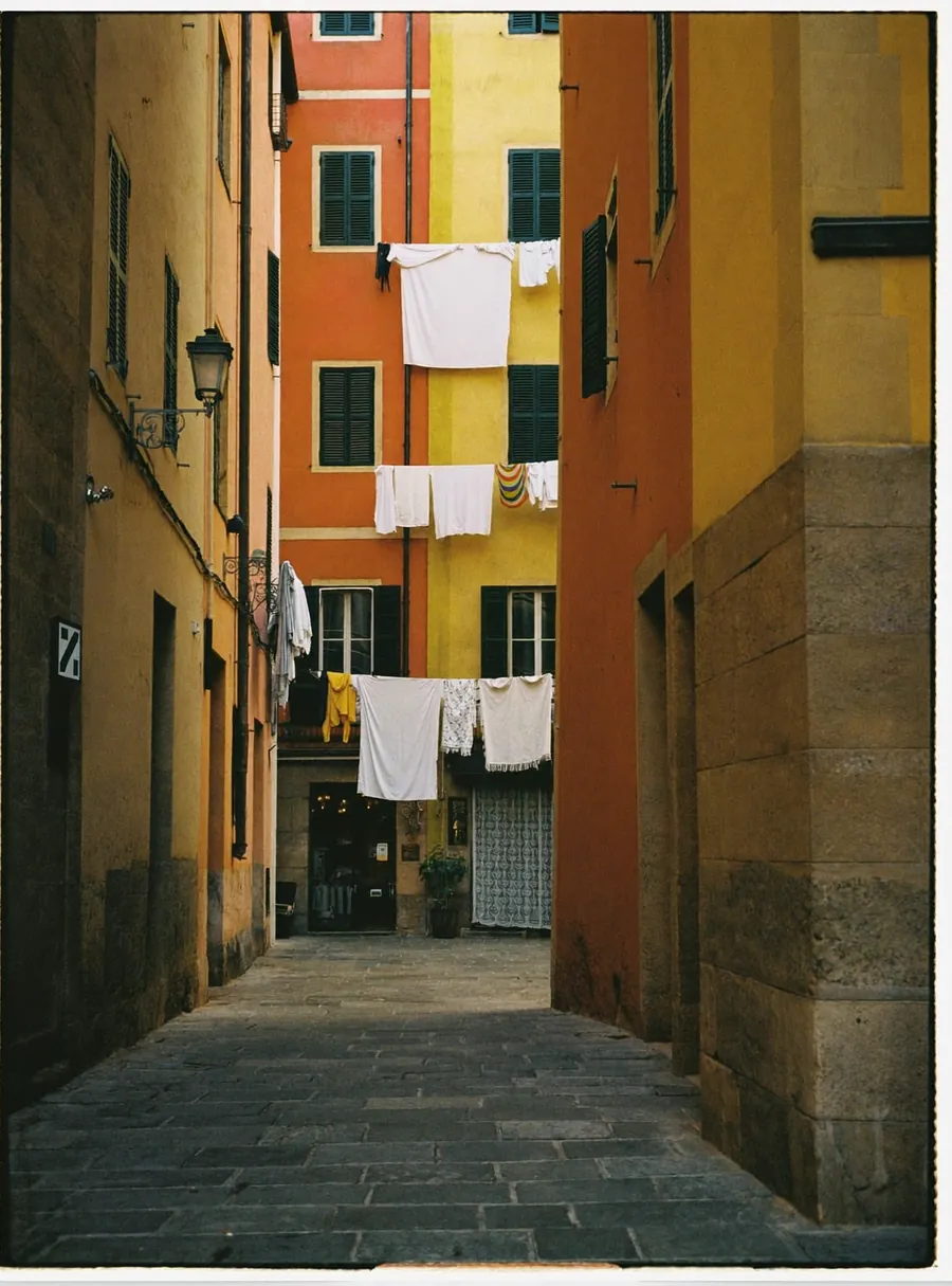 Une ruelle du Vieux-Nice aux façades ocre